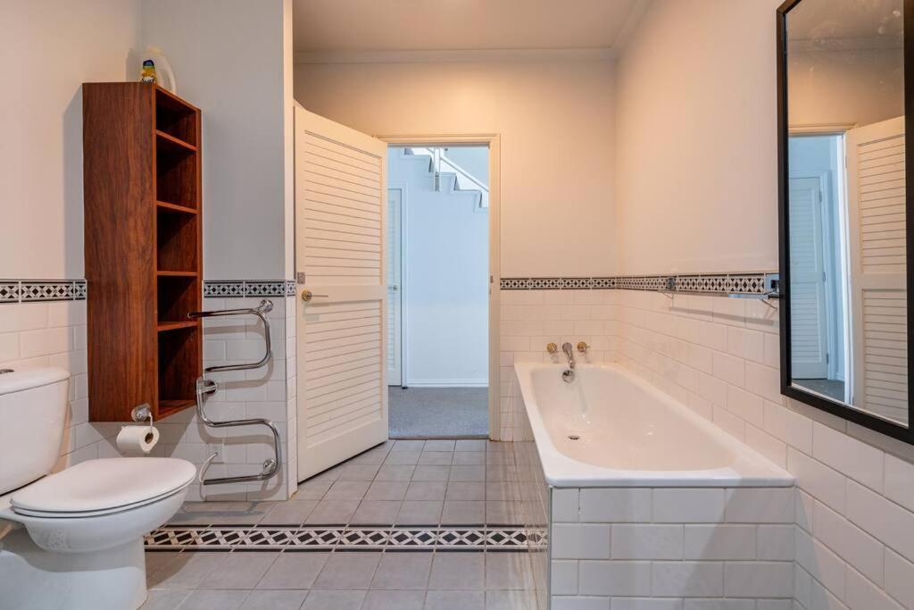 Spacious Penthouse With Spectacular Harbour Views! Auckland Bagian luar foto