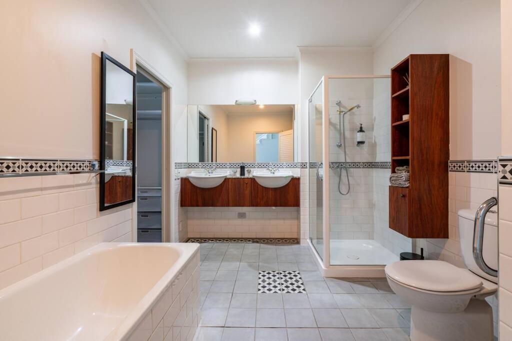 Spacious Penthouse With Spectacular Harbour Views! Auckland Bagian luar foto